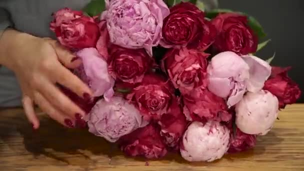Florist bereitet einen Blumenstrauß zum Verkauf vor — Stockvideo