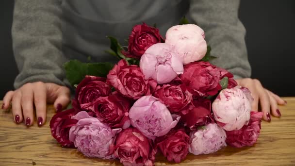Strauß roter Rosen und rosa Pfingstrosen — Stockvideo