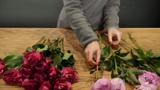 Mujer florista prepara flores para la venta — Vídeo de stock
