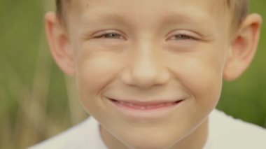 Kamera çocuk kocaman gözleriyle bakıyor