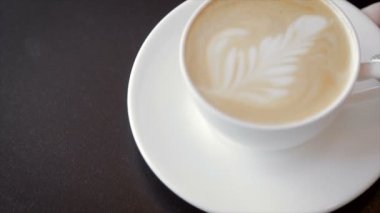 Beyaz bir bardak krem şanti ile kahve