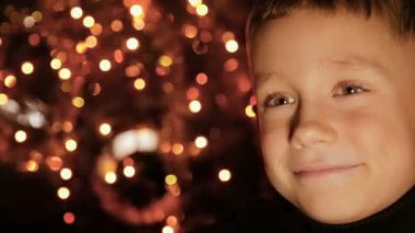Noel ışıkları arka planda bir çocuk portresi