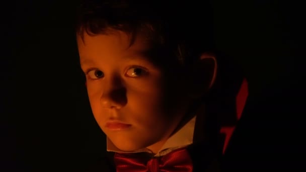 Pojke i vampyr kostym poserar för kameran, makeup som onda andar på Halloween — Stockvideo