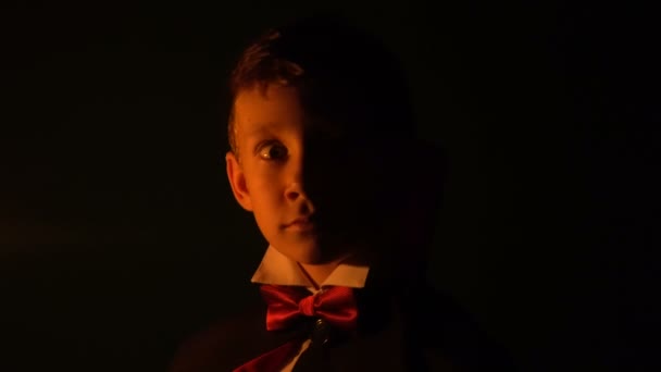 Junge im Vampirkostüm posiert für die Kamera, Make-up als böse Geister an Halloween — Stockvideo