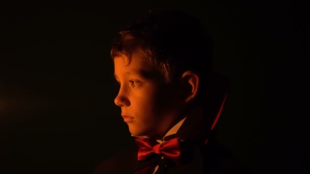 Niño en traje de vampiro posando para la cámara, maquillaje como espíritus malignos en Halloween — Vídeos de Stock