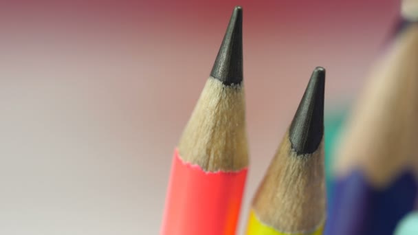 Разнообразие заостренных цветных карандашей макровид, канцелярская коллекция — стоковое видео