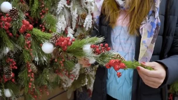 Une jeune belle fille se promène au supermarché et choisit. Mouvement lent . — Video