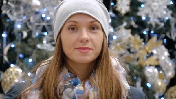 Retrato de una chica en un supermercado sobre el fondo de las decoraciones navideñas — Vídeo de stock