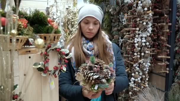 Młoda piękna dziewczyna idzie przez supermarket i wybiera. Zwolnionym tempie. — Wideo stockowe