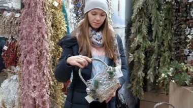 Güzel bir genç kız tarafından süpermarket yürür ve seçer. Ağır çekim.