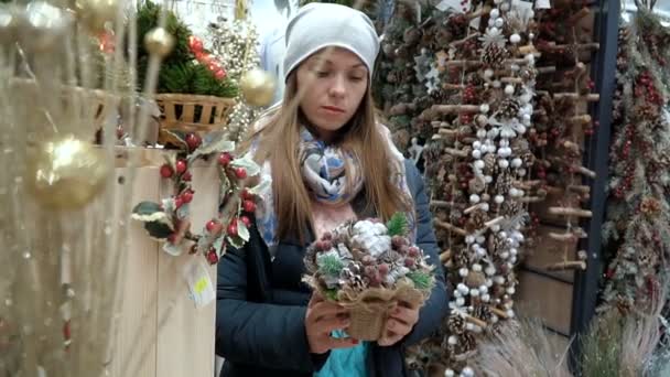 Ein junges schönes Mädchen geht am Supermarkt vorbei und wählt. Zeitlupe. — Stockvideo