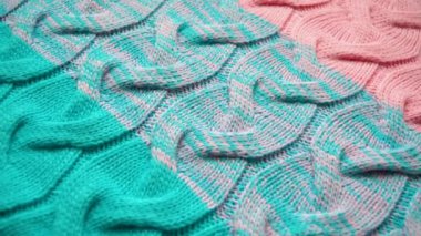 Bir desen ile sıcak örme kazak