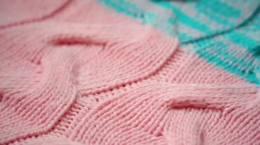 Bir desen ile sıcak örme kazak