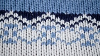 Bir desen ile sıcak örme kazak