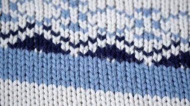 Bir desen ile sıcak örme kazak