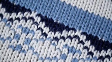 Bir desen ile sıcak örme kazak