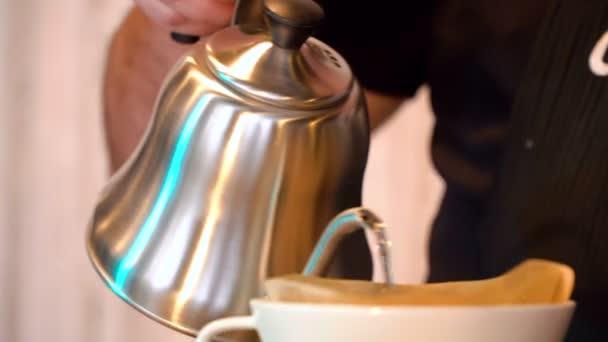 Barista derrama água quente através de um filtro de papel em um jarro de café — Vídeo de Stock
