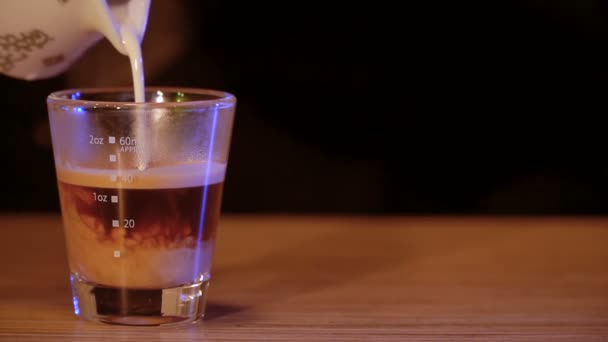 Káva s mlékem v detailním skla. — Stock video