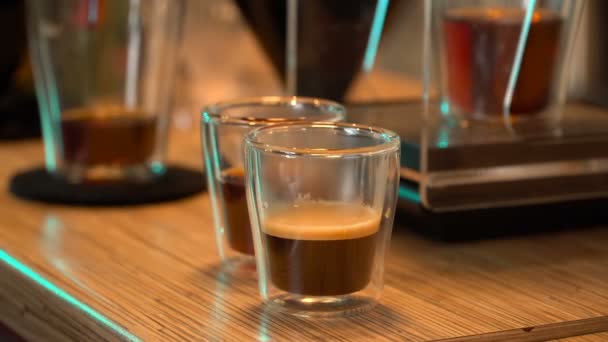 Caffè fresco in un bicchiere — Video Stock