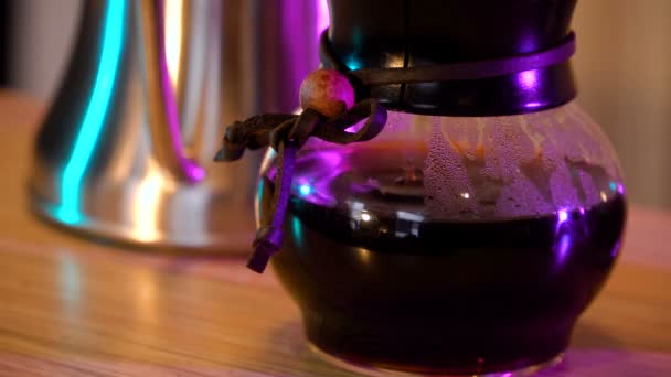 Альтернативные методы приготовления кофе. Сваренный кофе в стеклянной фляжке — стоковое видео