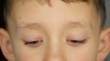 Çocuk portre, çocuk kameraya benziyor.