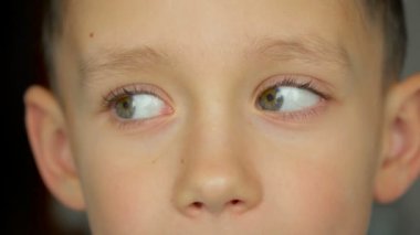 Çocuk portre, çocuk kameraya benziyor.