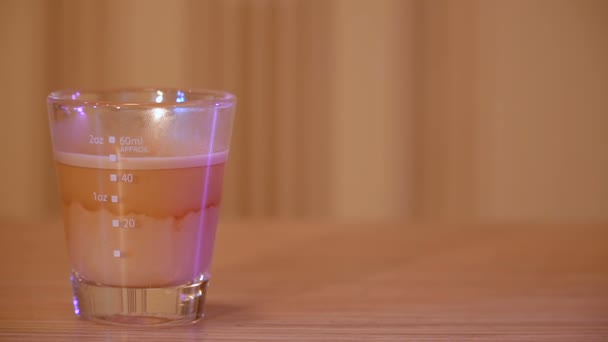 ガラスのクローズ アップでミルクとコーヒー. — ストック動画