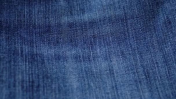 Textura de jeans jeans jeans azul. Antecedentes de calças. Vista superior . — Vídeo de Stock