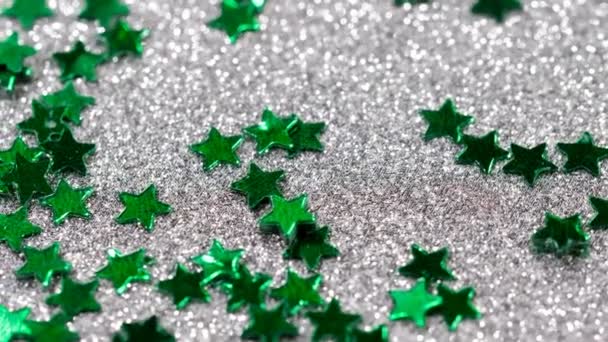 Błyskotliwe brokaty w kształcie gwiazdy. Zbliżenie na srebrnym tle — Wideo stockowe