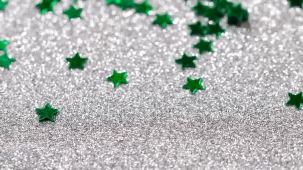 Błyskotliwe brokaty w kształcie gwiazdy. Zbliżenie na srebrnym tle — Wideo stockowe