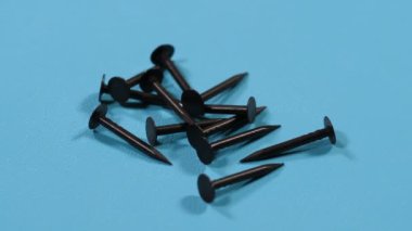 Mavi bir arka plan üzerinde küçük siyah çivi