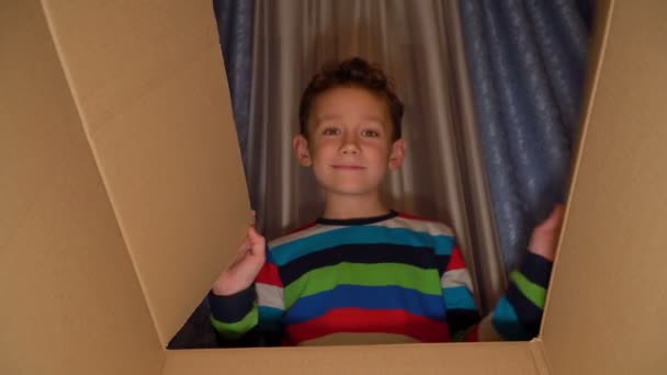 Dziecko Otwiera Duże Pudełko — Wideo stockowe