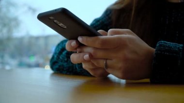 Kadın el üstünde perde smartphone Mobil ileti yazarak.