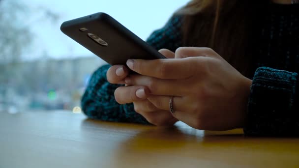 Жінка друкує мобільні повідомлення на екрані смартфона . — стокове відео