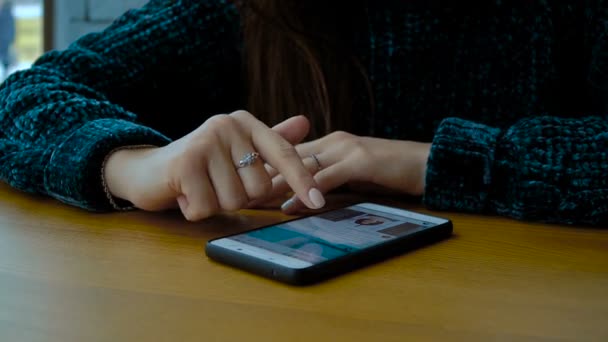 Chiudi mani femminili che tengono smartphone e sito web di navigazione — Video Stock