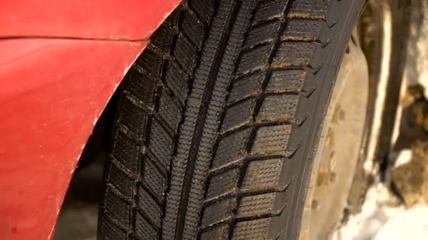 La roue de la voiture sur la route enneigée.Hiver et mauvaises conditions météorologiques. Problèmes de conduite dus à de fortes chutes de neige . — Video