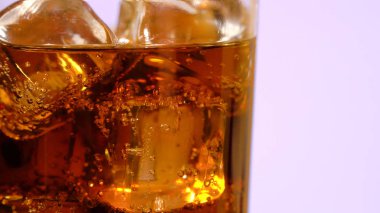 Bir bardak rom alkolü yakın çekim. Buzlu viski.