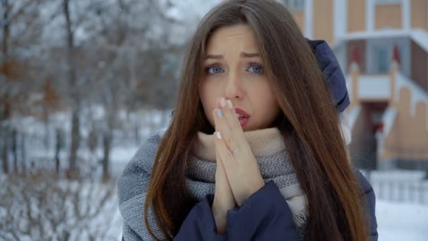 Ela aquece suas mãos no inverno em pé na neve. Full hd vídeo — Vídeo de Stock