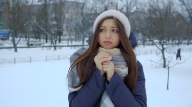 O kış ayakta karda ellerine ısıtıyor. Dolu hd video