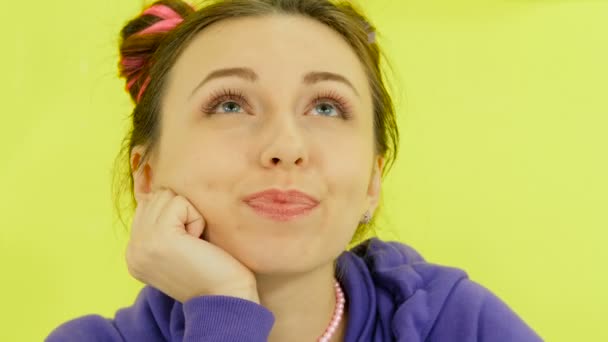 Porträt Eines Mädchens Auf Gelbem Hintergrund — Stockvideo