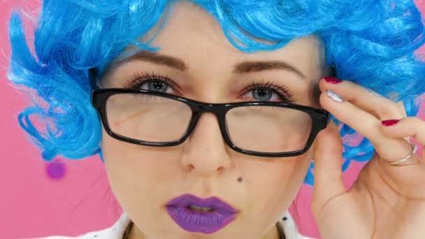 Retrato Una Niña Con Peluca Azul Gafas Sobre Fondo Carmesí — Vídeo de stock