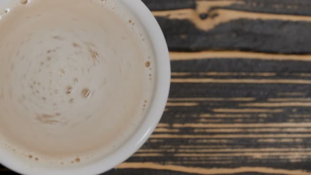 Cappuccino dans une tasse blanche sur la table. — Video