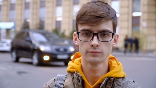 Retrato de un joven con gafas — Vídeos de Stock