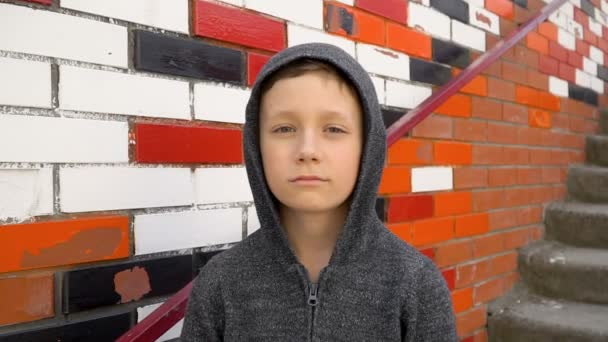 Portret van een jongen tegen een muur — Stockvideo