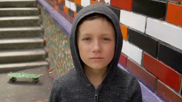 Portrét chlapce proti zdi — Stock video