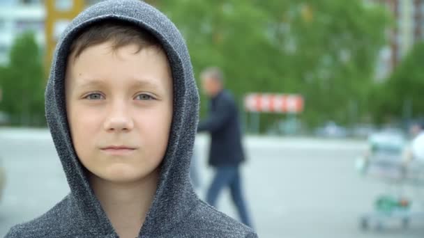 Porträt eines 8-jährigen Jungen, full hd video — Stockvideo