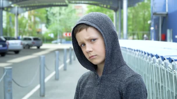 Porträt eines wütenden Jungen — Stockvideo