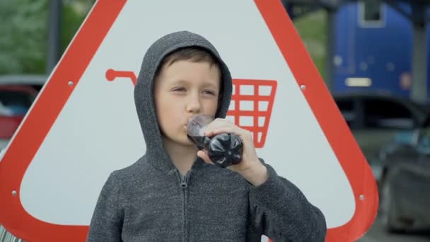 A fiú van ivás-ból egy műanyag üveg, lassú jelet ad — Stock videók