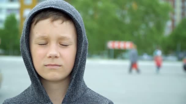 Портрет 8-летнего мальчика, видео в формате hd — стоковое видео