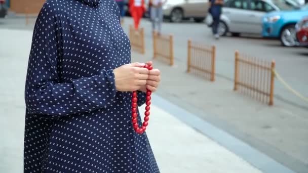 Muslim woman praying with islamic beads in hand, religious meditation, worship — Stock Video